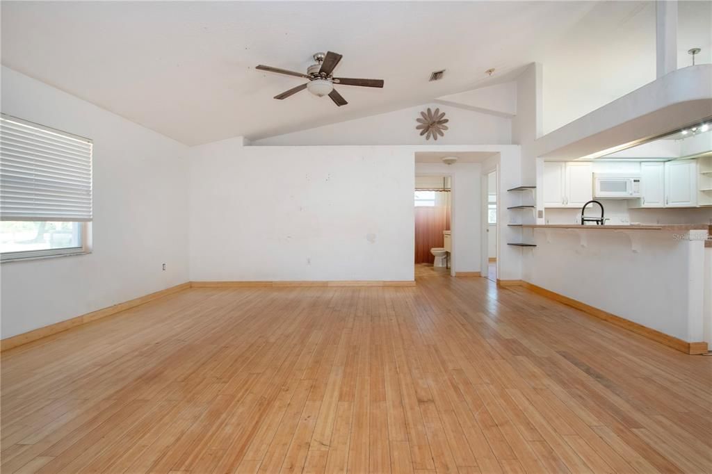 合同活跃: $400,000 (3 贝兹, 2 浴室, 1499 平方英尺)