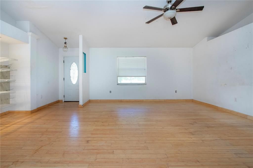 合同活跃: $400,000 (3 贝兹, 2 浴室, 1499 平方英尺)