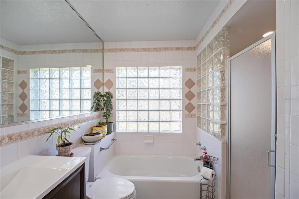 合同活跃: $420,000 (3 贝兹, 2 浴室, 1962 平方英尺)