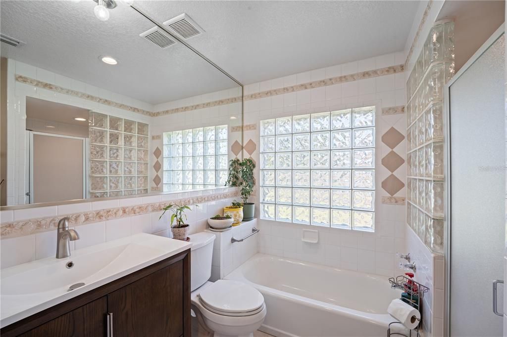 合同活跃: $420,000 (3 贝兹, 2 浴室, 1962 平方英尺)