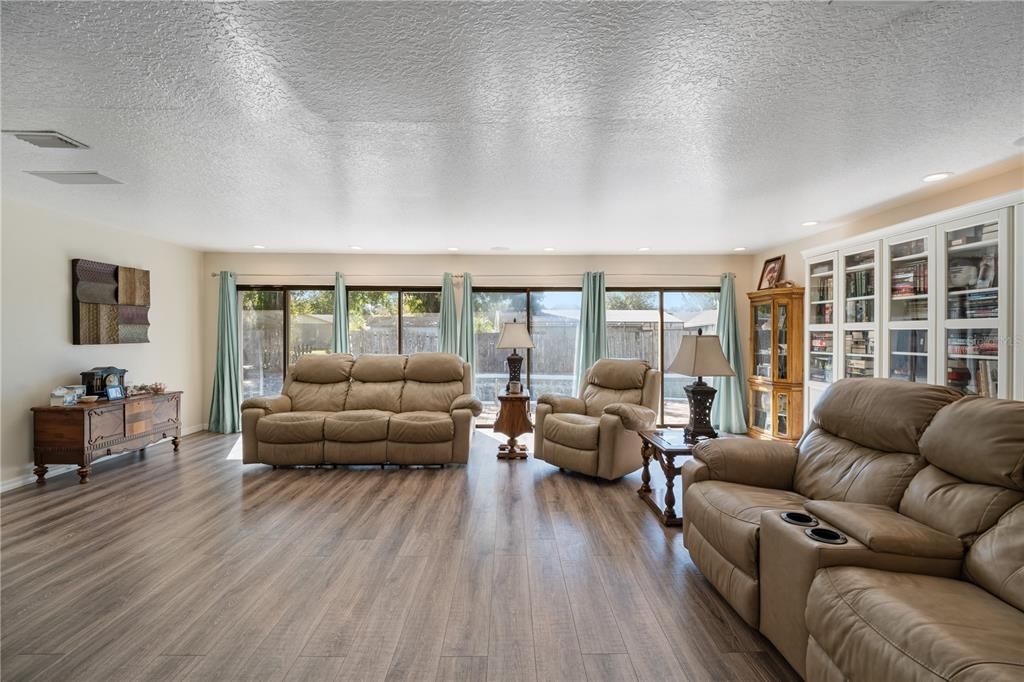 合同活跃: $420,000 (3 贝兹, 2 浴室, 1962 平方英尺)