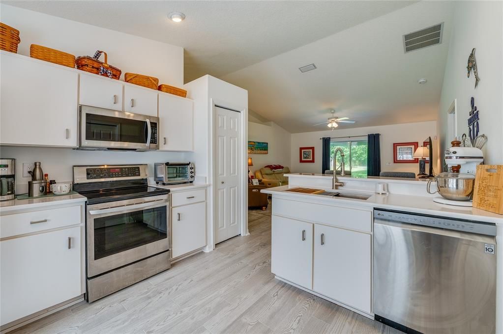 Active With Contract: $324,900 (3 beds, 2 baths, 1276 Square Feet)