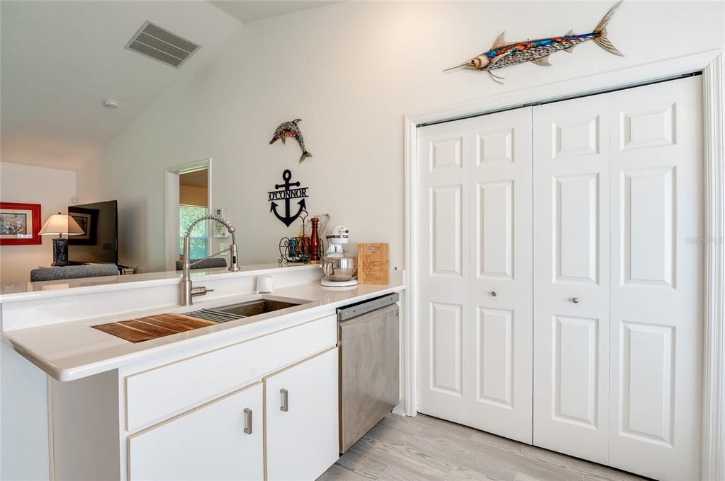 Active With Contract: $324,900 (3 beds, 2 baths, 1276 Square Feet)