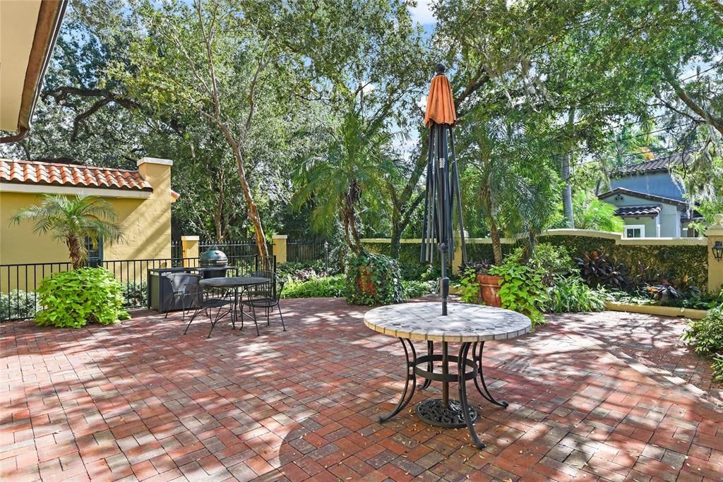 Active With Contract: $2,050,000 (4 beds, 3 baths, 4722 Square Feet)