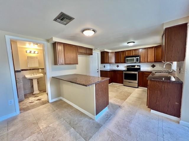 For Rent: $1,800 (3 beds, 2 baths, 1252 Square Feet)
