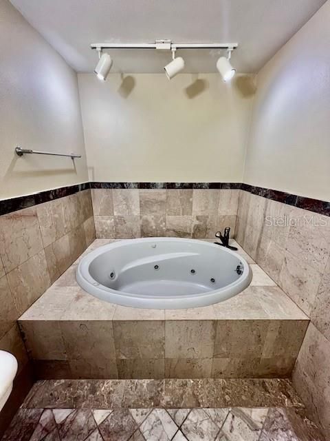 For Rent: $1,800 (3 beds, 2 baths, 1252 Square Feet)