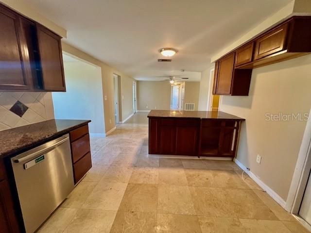 For Rent: $1,800 (3 beds, 2 baths, 1252 Square Feet)