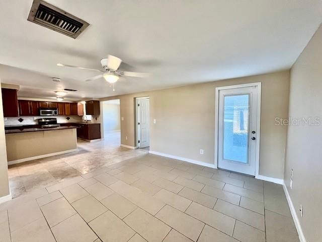 For Rent: $1,800 (3 beds, 2 baths, 1252 Square Feet)