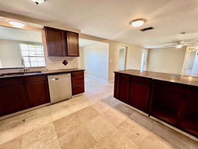 For Rent: $1,800 (3 beds, 2 baths, 1252 Square Feet)
