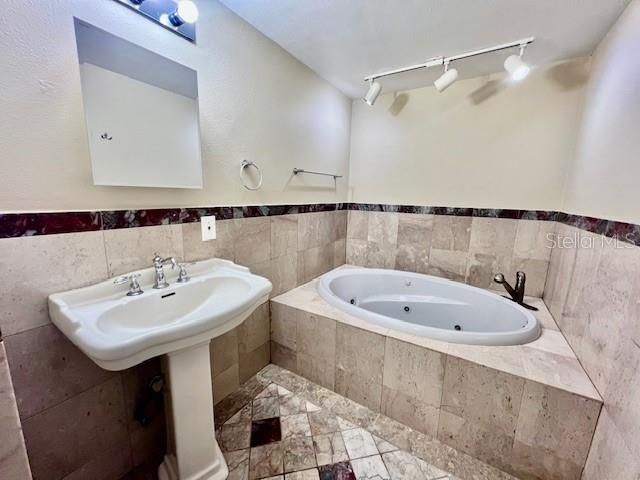 For Rent: $1,800 (3 beds, 2 baths, 1252 Square Feet)