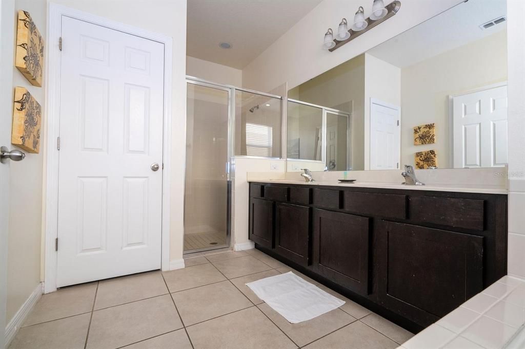 For Rent: $3,800 (5 beds, 4 baths, 2806 Square Feet)