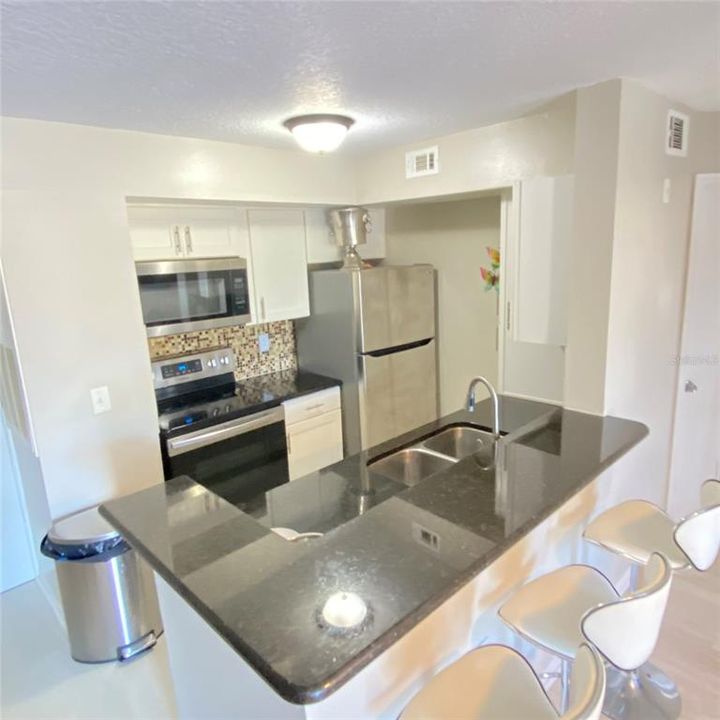 For Sale: $185,000 (2 beds, 2 baths, 967 Square Feet)