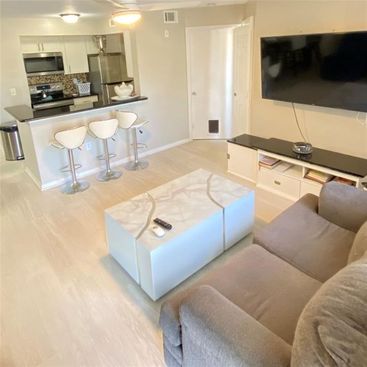 For Sale: $185,000 (2 beds, 2 baths, 967 Square Feet)