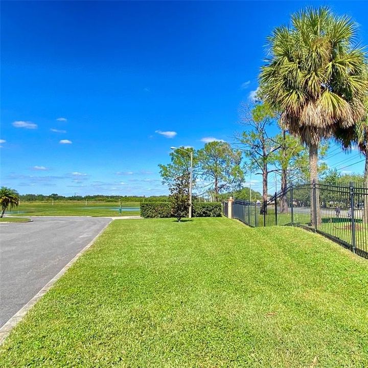 For Sale: $185,000 (2 beds, 2 baths, 967 Square Feet)