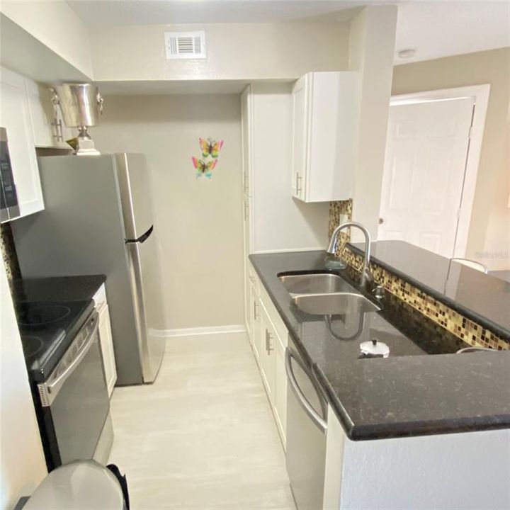 For Sale: $185,000 (2 beds, 2 baths, 967 Square Feet)