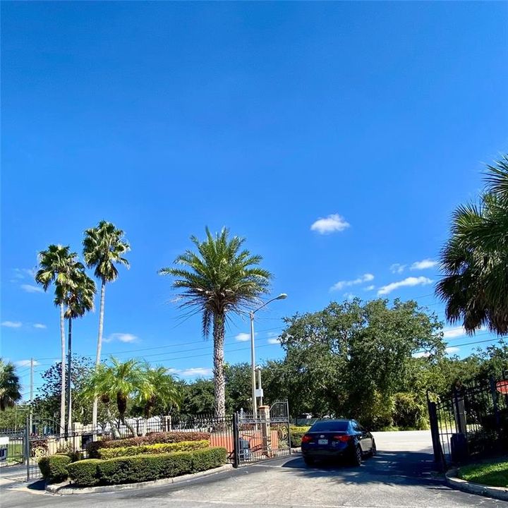 For Sale: $185,000 (2 beds, 2 baths, 967 Square Feet)