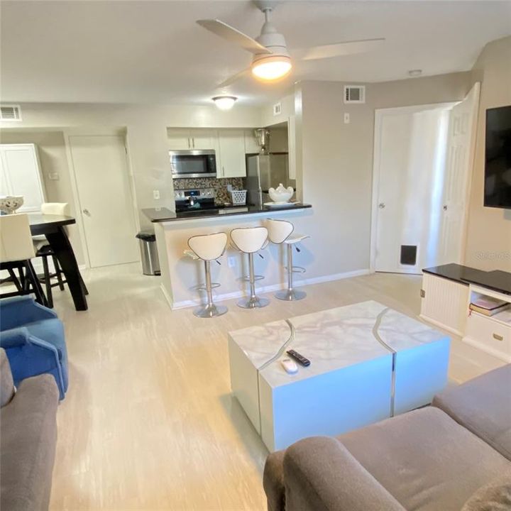 For Sale: $185,000 (2 beds, 2 baths, 967 Square Feet)