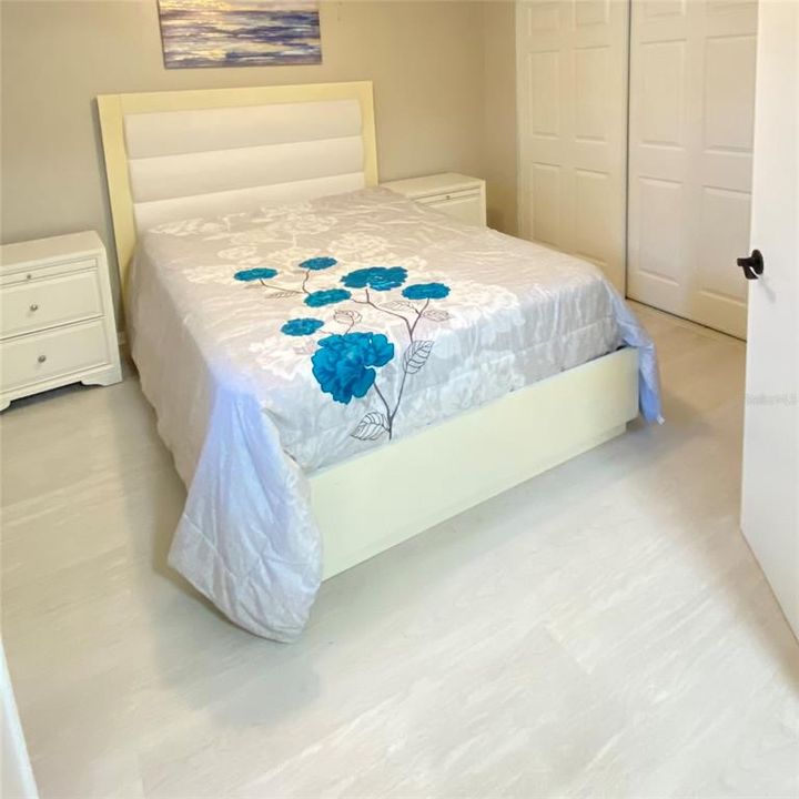 For Sale: $185,000 (2 beds, 2 baths, 967 Square Feet)