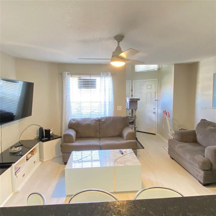 For Sale: $185,000 (2 beds, 2 baths, 967 Square Feet)