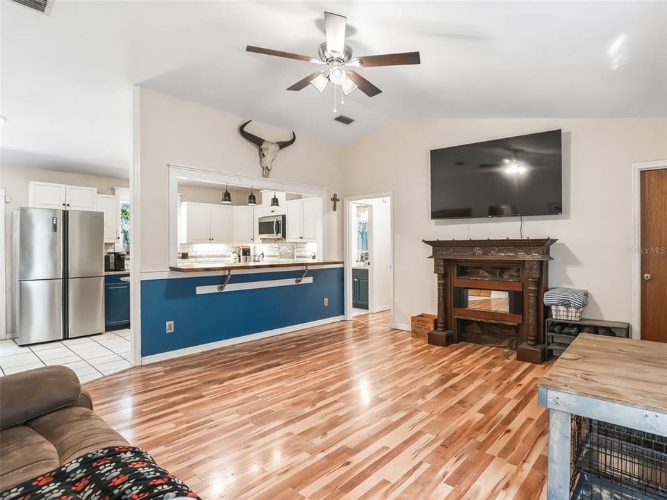 Под контрактом: $295,000 (3 спален, 2 ванн, 1196 Квадратных фут)