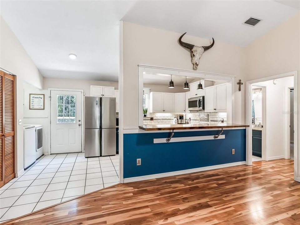 Под контрактом: $295,000 (3 спален, 2 ванн, 1196 Квадратных фут)