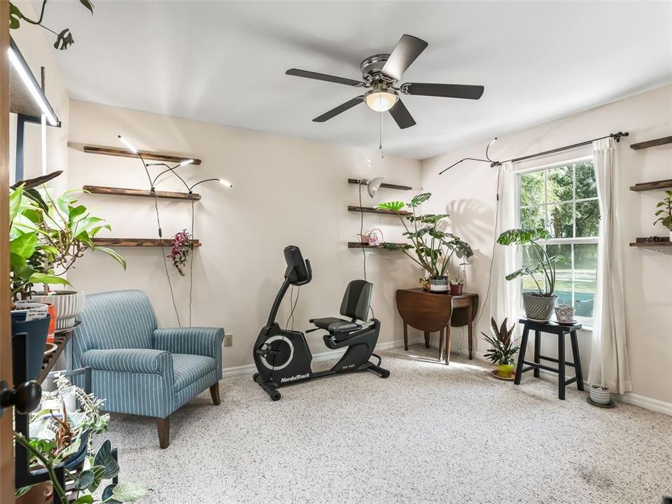 Под контрактом: $295,000 (3 спален, 2 ванн, 1196 Квадратных фут)