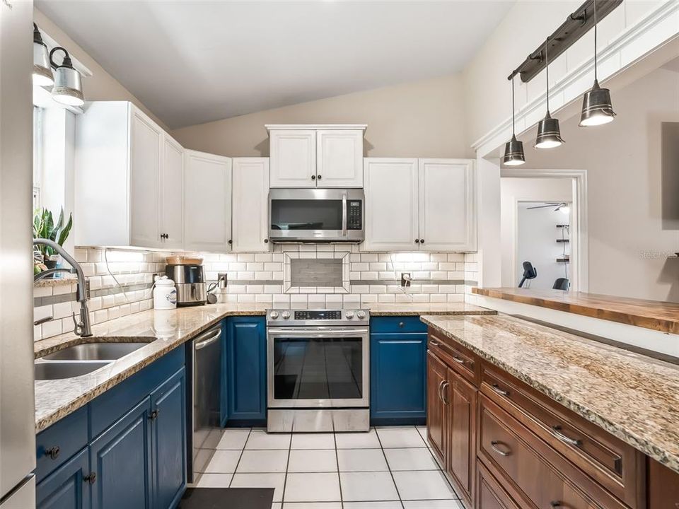 Под контрактом: $295,000 (3 спален, 2 ванн, 1196 Квадратных фут)