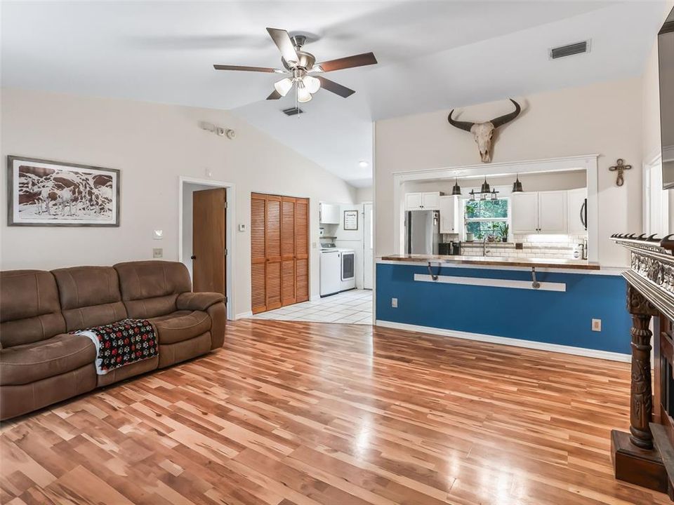 Под контрактом: $295,000 (3 спален, 2 ванн, 1196 Квадратных фут)