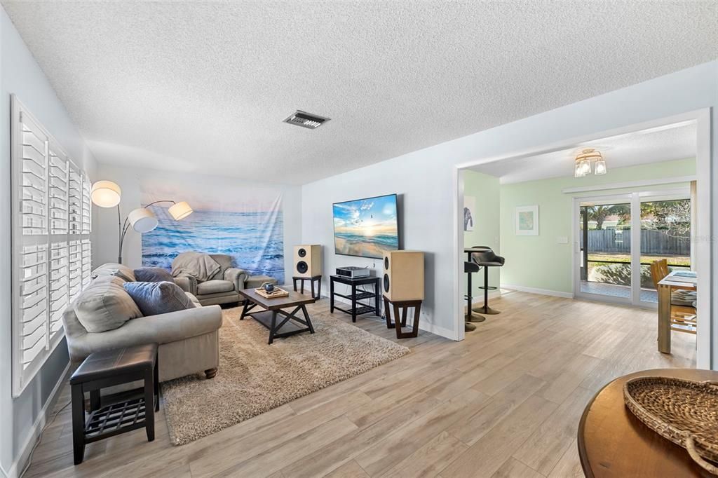 For Sale: $349,000 (2 beds, 2 baths, 1192 Square Feet)