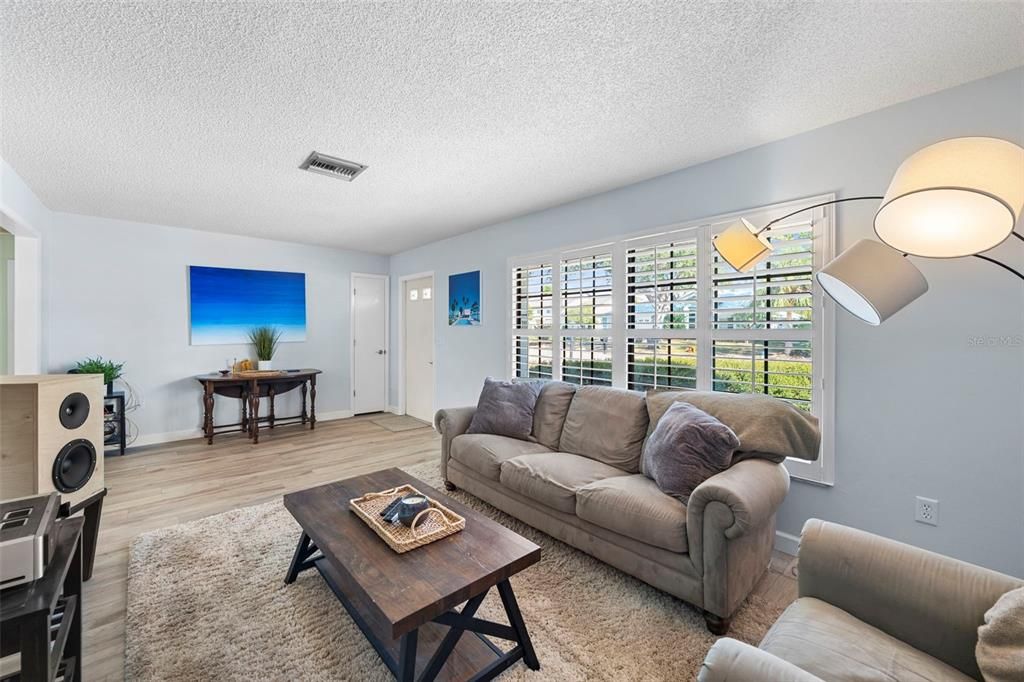 For Sale: $349,000 (2 beds, 2 baths, 1192 Square Feet)