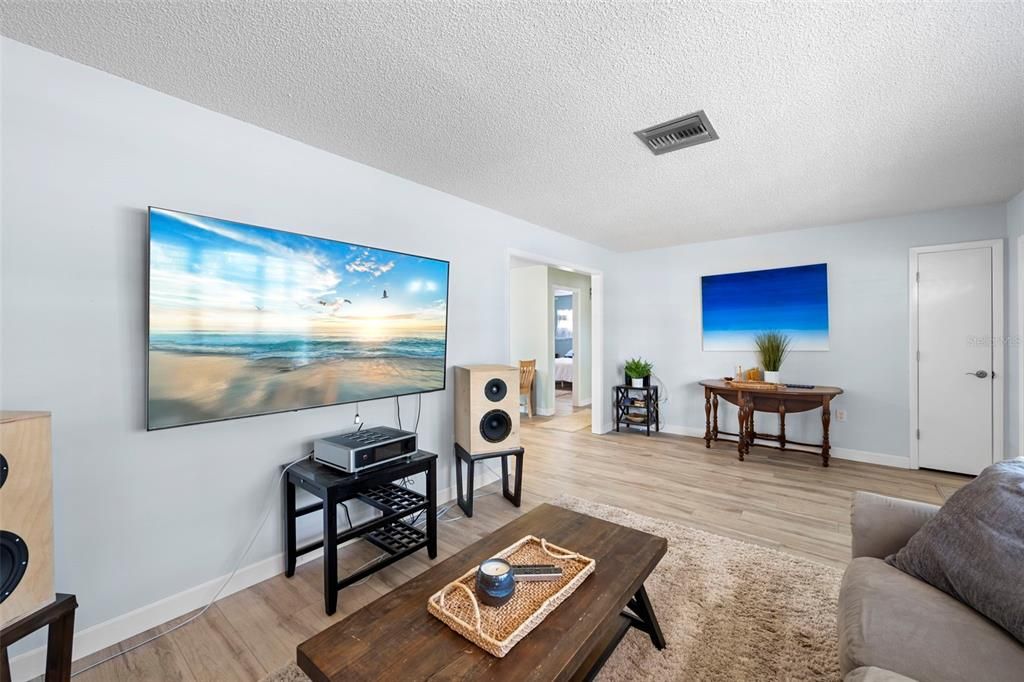 For Sale: $349,000 (2 beds, 2 baths, 1192 Square Feet)