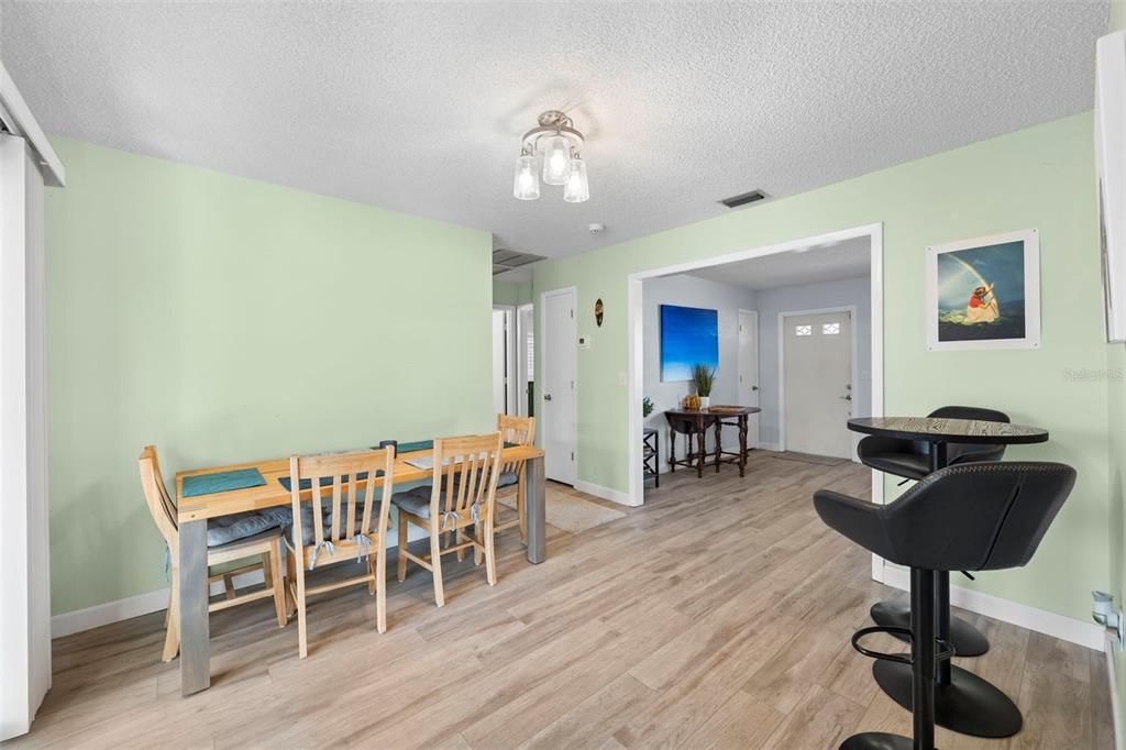 For Sale: $349,000 (2 beds, 2 baths, 1192 Square Feet)
