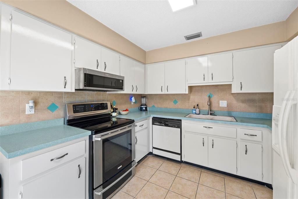For Sale: $349,000 (2 beds, 2 baths, 1192 Square Feet)