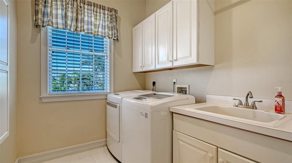 На продажу: $2,895,000 (3 спален, 2 ванн, 2804 Квадратных фут)