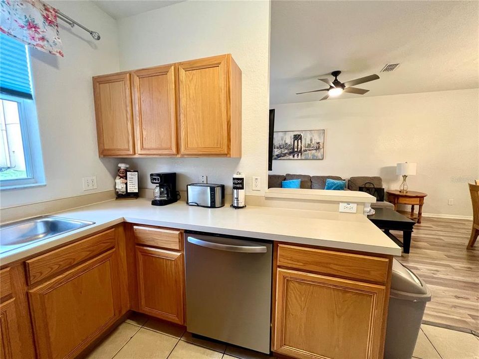 待售: $285,000 (4 贝兹, 3 浴室, 1492 平方英尺)