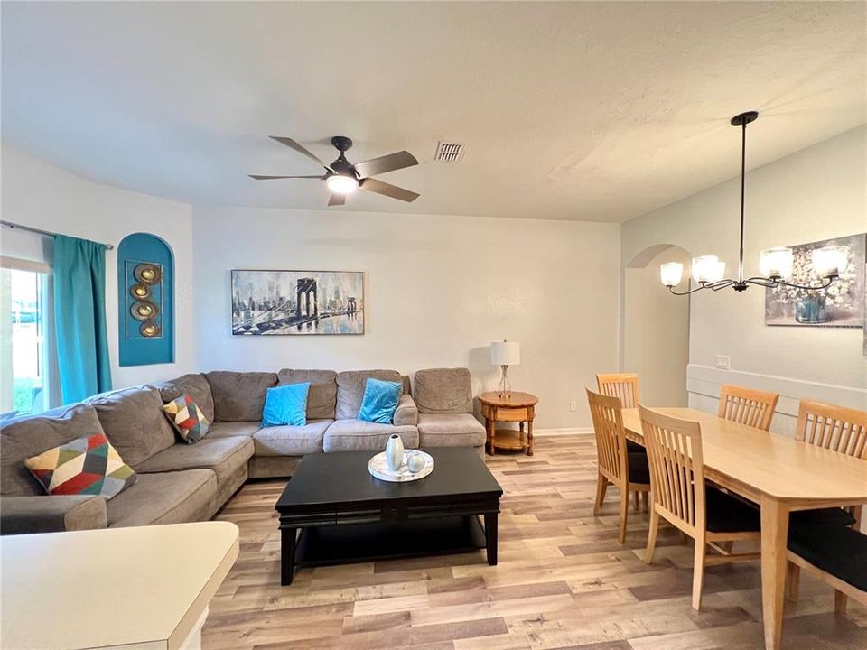 待售: $285,000 (4 贝兹, 3 浴室, 1492 平方英尺)