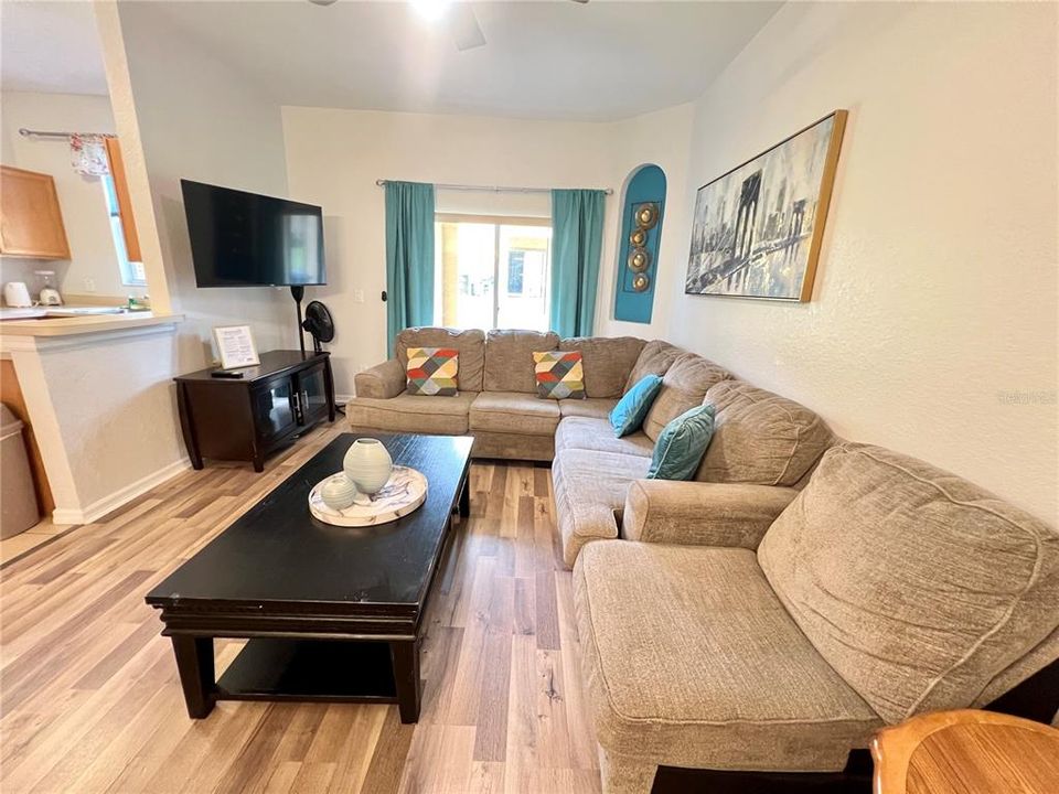 待售: $285,000 (4 贝兹, 3 浴室, 1492 平方英尺)