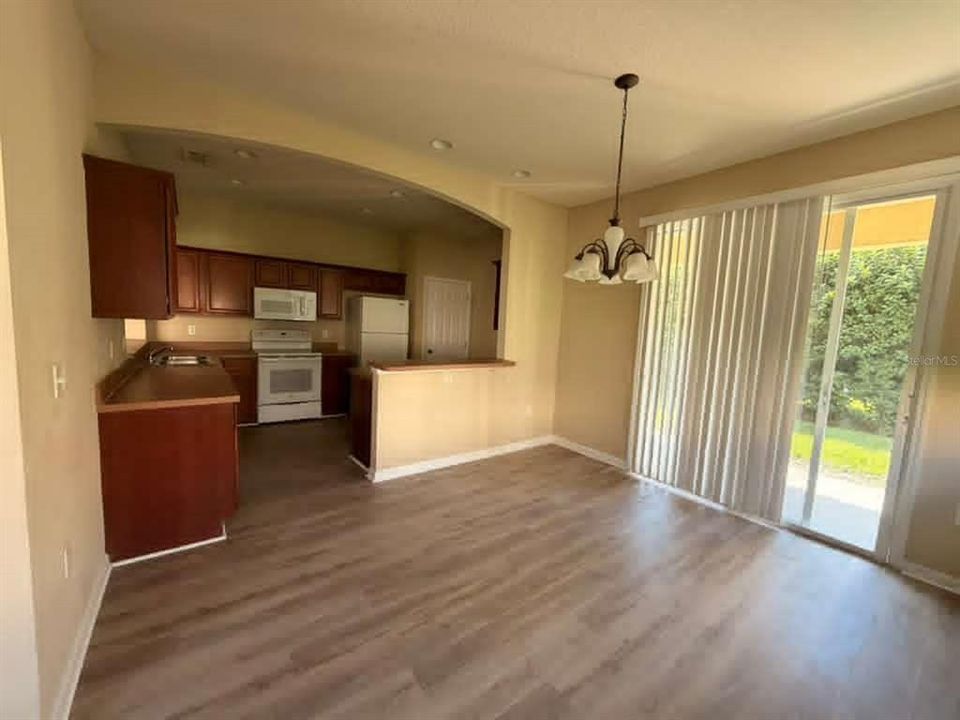 合同活跃: $2,000 (3 贝兹, 2 浴室, 2086 平方英尺)