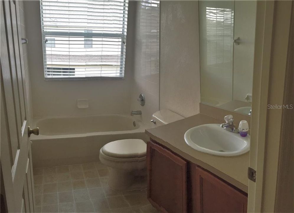 合同活跃: $2,000 (3 贝兹, 2 浴室, 2086 平方英尺)