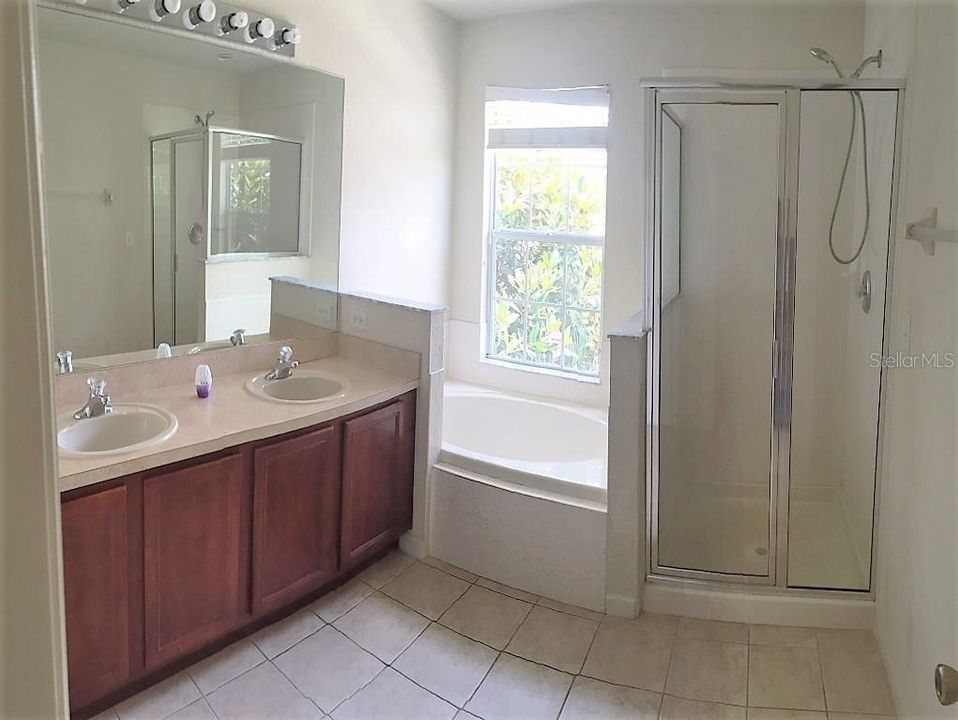 合同活跃: $2,000 (3 贝兹, 2 浴室, 2086 平方英尺)