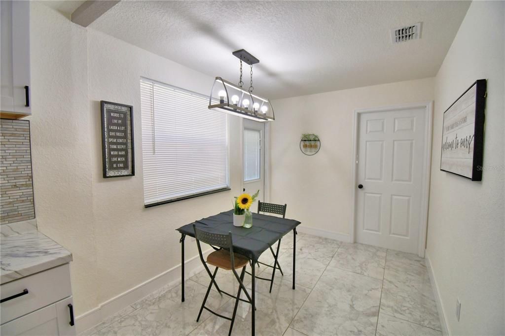 For Sale: $258,000 (3 beds, 1 baths, 880 Square Feet)