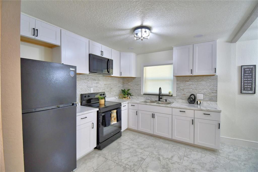 For Sale: $258,000 (3 beds, 1 baths, 880 Square Feet)