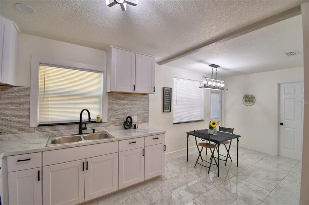 For Sale: $258,000 (3 beds, 1 baths, 880 Square Feet)