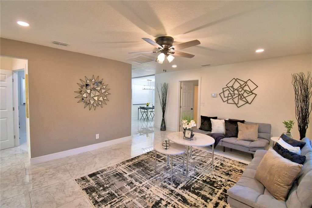 For Sale: $258,000 (3 beds, 1 baths, 880 Square Feet)