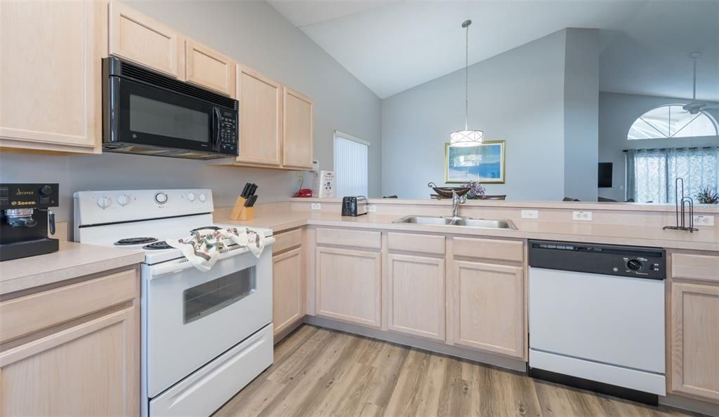 出租: $2,500 (4 贝兹, 2 浴室, 1402 平方英尺)