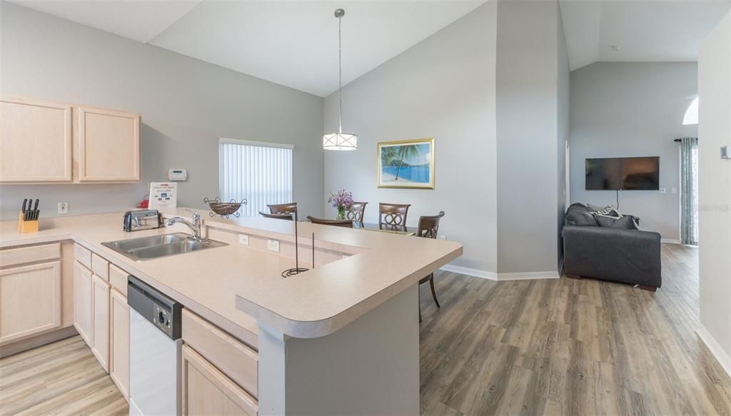 出租: $2,500 (4 贝兹, 2 浴室, 1402 平方英尺)