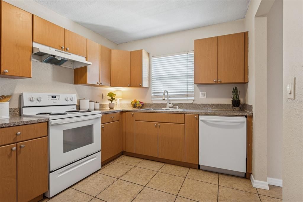 待售: $165,000 (2 贝兹, 2 浴室, 1026 平方英尺)