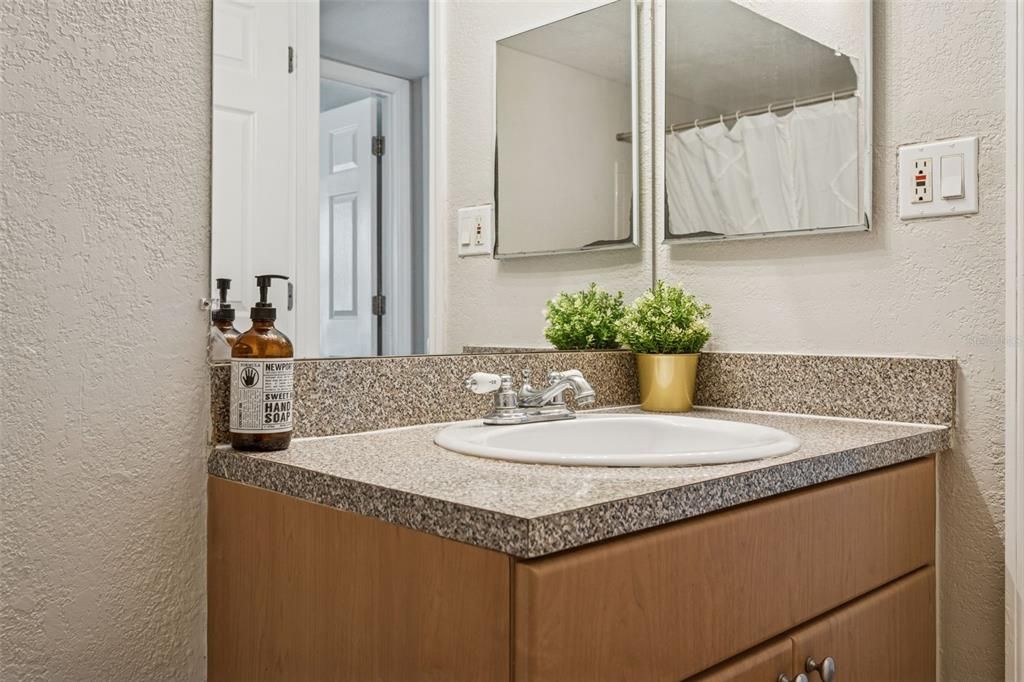 待售: $165,000 (2 贝兹, 2 浴室, 1026 平方英尺)