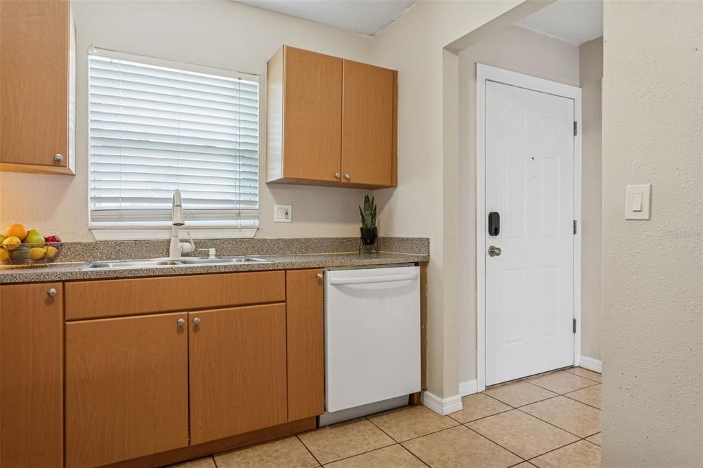 待售: $165,000 (2 贝兹, 2 浴室, 1026 平方英尺)