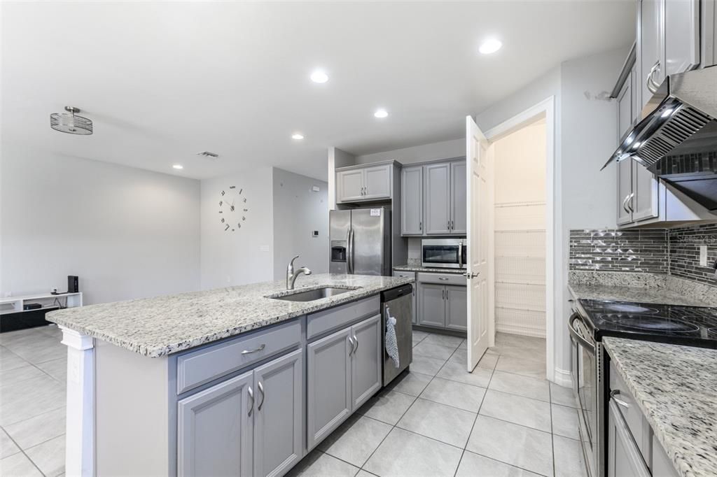 En Renta: $2,095 (4 camas, 2 baños, 2044 Pies cuadrados)